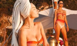 Alessandra Ambrosio quyến rũ 'vạn người mê' ở vùng biển Ý