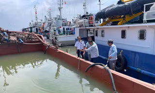 Cảnh sát biển tạm giữ tàu chở cát không rõ nguồn gốc 