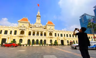 Cận cảnh tuyến đường lát đá ở trung tâm TPHCM sắp được khò lửa để tạo độ nhám 