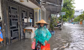 Người dân TPHCM bì bõm lội nước sau cơn mưa trắng trời chiều cuối tuần 