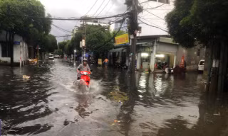 Sau trận mưa gây ngập nặng ở TPHCM, Nam bộ tiếp tục mưa lớn trên diện rộng 
