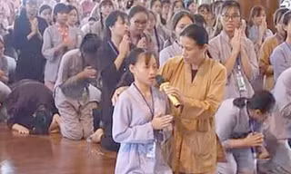 Bản tin 8H: Làm rõ clip cô gái bị ‘vong nhập’ trong khóa tu mùa hè chùa Ba Vàng