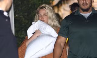 Britney Spears nhếch nhác rời khỏi khách sạn, chuyện gì đã xảy ra?