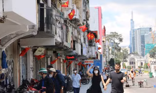 Đường phố TPHCM rực rỡ cờ hoa chào mừng 'Tết độc lập'