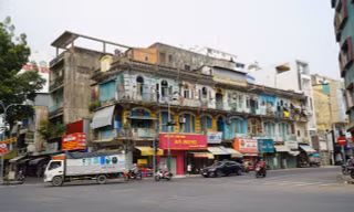 Người dân vẫn bám trụ ở trong chung cư chờ sập tại TPHCM