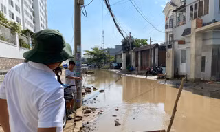 Cận cảnh ngập úng ở khu dân cư sau vụ vỡ cống, nửa ngày vẫn chưa rút