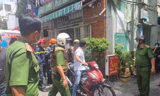 Nam thanh niên ‘làm xiếc’ cố thủ trên nóc nhà suốt hơn 3 tiếng