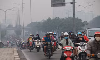 Mưa lất phất kèm sương mù bao phủ khiến tầm nhìn tại TPHCM bị hạn chế