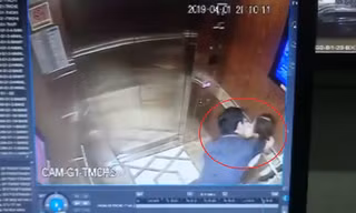 Hình ảnh ghi lại cảnh người đàn ông sàm sỡ bé gái. Ảnh cắt từ clip.