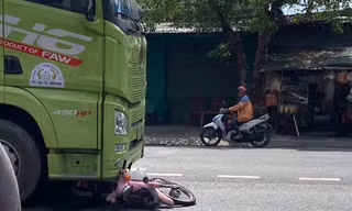 Nữ sinh tử vong dưới gầm xe container