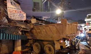 Hiện trường vụ tai nạn xe ben đâm sập nhà dân khiến 3 người nguy kịch.