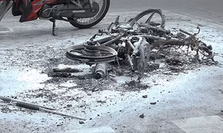 Xe của hai thanh niên cháy trơ khung trên đường. Ảnh: Quốc Thắng. 
