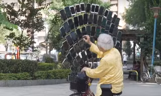 Sốc với cụ ông 70 tuổi chơi điện tử bằng 64 điện thoại cùng lúc