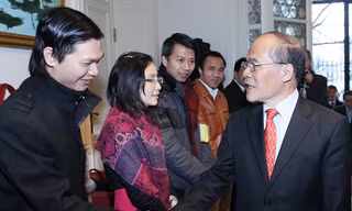 Chủ tịch Quốc hội Nguyễn Sinh Hùng gặp gỡ bà con kiều bào, du học sinh và cán bộ nhân viên Đại sứ quán Việt Nam tại Bỉ ngày 6-12. Ảnh: TTXVN