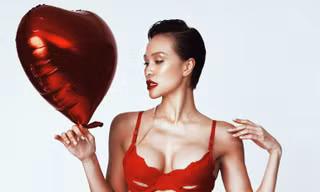 MC sexy nhất showbiz Việt tung bộ ảnh ‘đốt mắt’ bên Nathan Lee, hé lộ dự án 'khủng' ngày Valentine