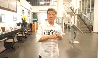 'Sao chịu chi nhất nhì V-biz' nói là làm dẫn 'bản sao khiếm thị' đi chữa mắt được netizen tán thưởng