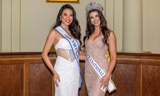 Á hậu Kim Duyên ‘đọ sắc’ với đương kim “Miss Supranational”, thần thái gợi cảm hết nấc