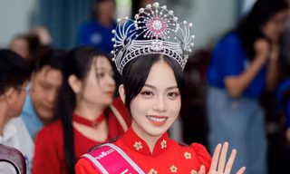 'Hoa hậu Việt Nam 2022' Thanh Thủy đầy xúc động trở về với gia đình sau hơn một tháng đăng quang