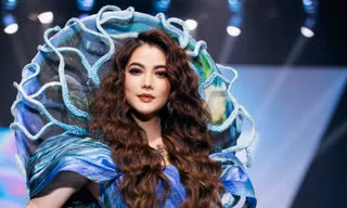 ‘Mỹ nhân màn ảnh’ đình đám một thời Trương Ngọc Ánh có lần hiếm hoi sải bước trên sàn diễn, làm ai cũng bất ngờ