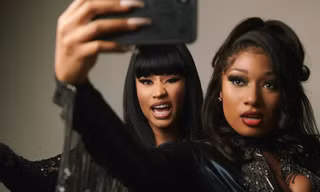 Nicki Minaj hát rap "cà khịa" đàn em, Megan Thee Stallion đăng ảnh bỉ ngạn đỏ đáp trả