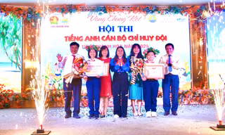 Chỉ huy Đội tranh tài sôi nổi tại hội thi hùng biện tiếng Anh ở Khánh Hòa