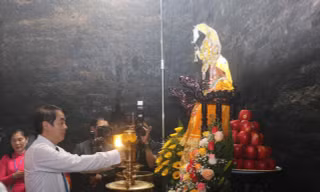 Tháp Bà Ponagar Nha Trang đón hàng chục nghìn người đến dâng hương