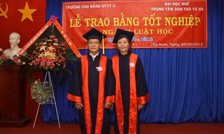Vợ chồng sinh viên luật U70 tốt nghiệp