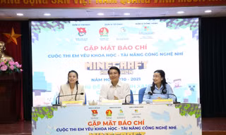 Anh Nguyễn Ngọc Lương, Bí thư T.Ư Đoàn, Chủ tịch Hội đồng Đội T.Ư chia sẻ về cuộc thi “Em yêu khoa học - Tài năng công nghệ nhí” năm học 2020 - 2021 với chủ đề “Hành tinh xanh - Green Earth”. Ảnh: Lâm Đăng Hải 