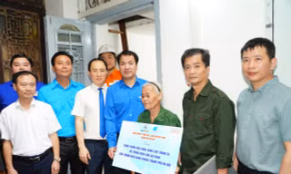 Bàn giao công trình thanh niên tặng nữ cựu Thanh niên xung phong