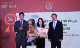 Bí thư thường trực T.Ư Đoàn Bùi Quang Huy (bên trái) trao giải Nhất cho thí sinh Bùi Mai Anh.