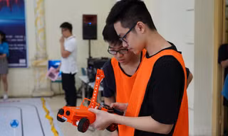 Các đội thi kiểm tra lại xe trước khi vào cuộc đua