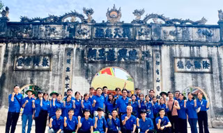 Bạn trẻ tuyên truyền phòng chống mê tín, dị đoan tại Lễ hội mùa Thu Côn Sơn – Kiếp Bạc