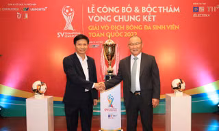 HLV Park Hang-seo và Vụ trưởng Vụ Giáo dục Thể chất tại lễ công bố và bốc thăm Vòng Chung kết Giải vô địch Bóng đá sinh viên toàn quốc 2022