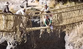 Kỳ lạ xây cầu bằng cỏ ở Peru