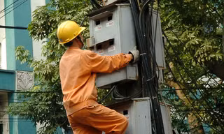Tiền điện phập phù còn có nguyên nhân từ công nhân ghi công tơ sợ người... nghiện. Ảnh: Như Ý