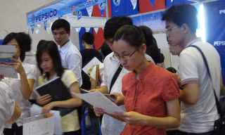Nhiều bạn trẻ tìm cơ hội việc làm, khởi nghiệp tại các ngày hội tuyển dụng. Ảnh: Bảo Linh