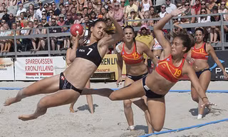 Hút khán giả bằng bikini siêu ngắn