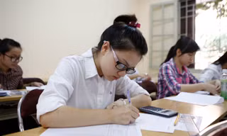 Thí sinh làm bài thi môn Toán tại trường ĐH Hà Nội sáng 9/7. Ảnh: Như Ý