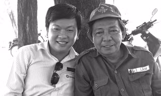Bác Huỳnh Văn Lắm (bên phải) say sưa kể câu chuyện chữa bệnh khớp
