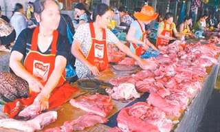 Được dùng thịt sạch luôn là mong muốn của người dân. Ảnh: Hồng Vĩnh