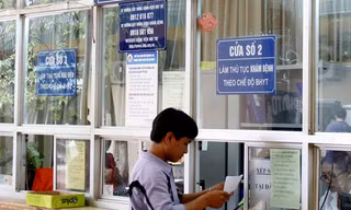 Điện thoại đường dây nóng được dán trước cửa làm thủ tục vào Bệnh viện Nhi Trung ương, Hà Nội. Ảnh: Như Ý