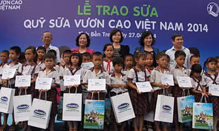 Đại diện Quỹ sữa Vươn cao Việt Nam trao tặng sữa trực tiếp cho trẻ em nghèo huyện Ba Tri, Bến Tre