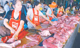 Được dùng thịt sạch luôn là mong muốn của người dân. Ảnh: Hồng Vĩnh