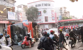 Hai xe khách 'cùng mẹ' đâm nhau, lật giữa phố