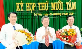 Bí thư Tỉnh ủy Trà Vinh Ngô Chí Cường chúc mừng ông Lê Thanh Bình và ông Nguyễn Quỳnh Thiện. Ảnh: A.M.