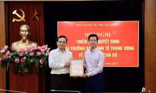 Trưởng Ban Kinh tế Trung ương Trần Lưu Quang trao quyết định bổ nhiệm tân Vụ trưởng