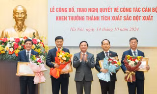 Công bố Nghị quyết của Ủy ban Thường vụ Quốc hội về công tác cán bộ và khen thưởng thành tích xuất sắc