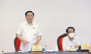 Chủ tịch Quốc hội Vương Đình Huệ làm việc với Ban Dân nguyện. Ảnh TTXVN