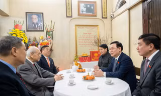 Chủ tịch Quốc hội Vương Đình Huệ thăm, chúc Tết gia đình các cố Chủ tịch Quốc hội