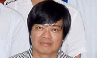 Nhà báo bị đốt trong phòng ngủ qua đời